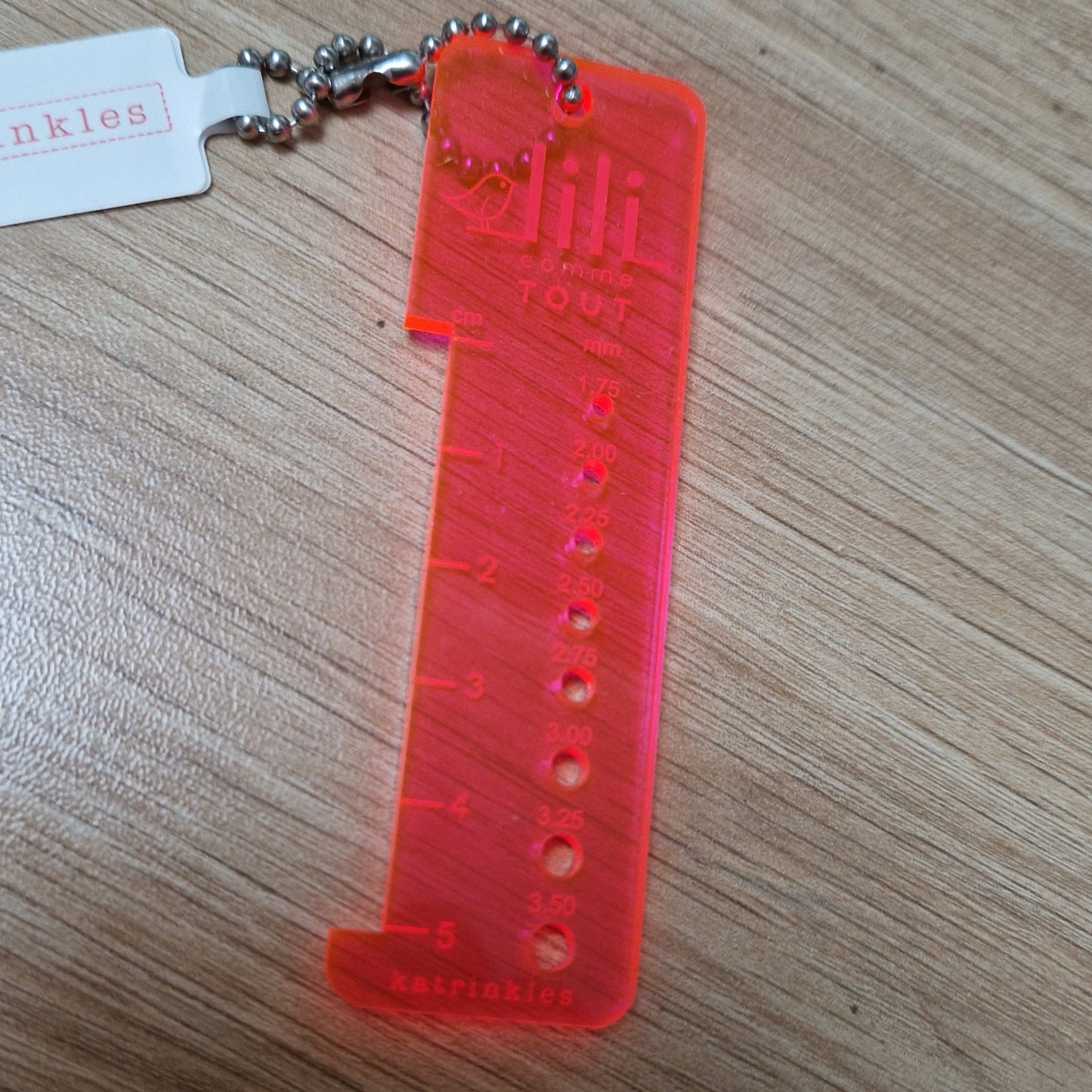 Porte-clés règle et jauge à aiguilles Katrinkles x Lili Comme Tout rose néon