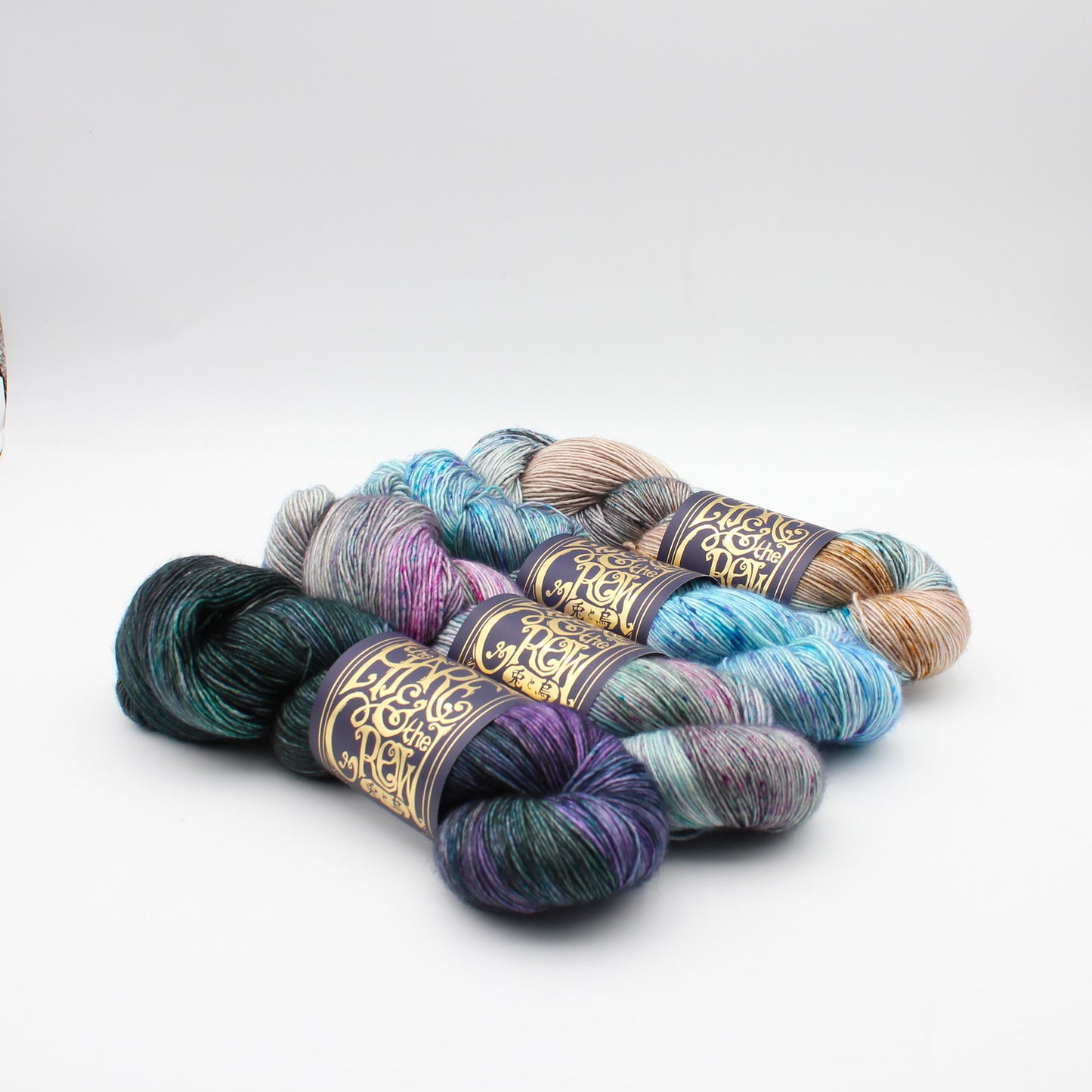 Echeveaux de Kakebuton (merino single) de The Hare & The Crow, coloris (de gauche à droite) Somnum, Abalone, Catostylus, Dami