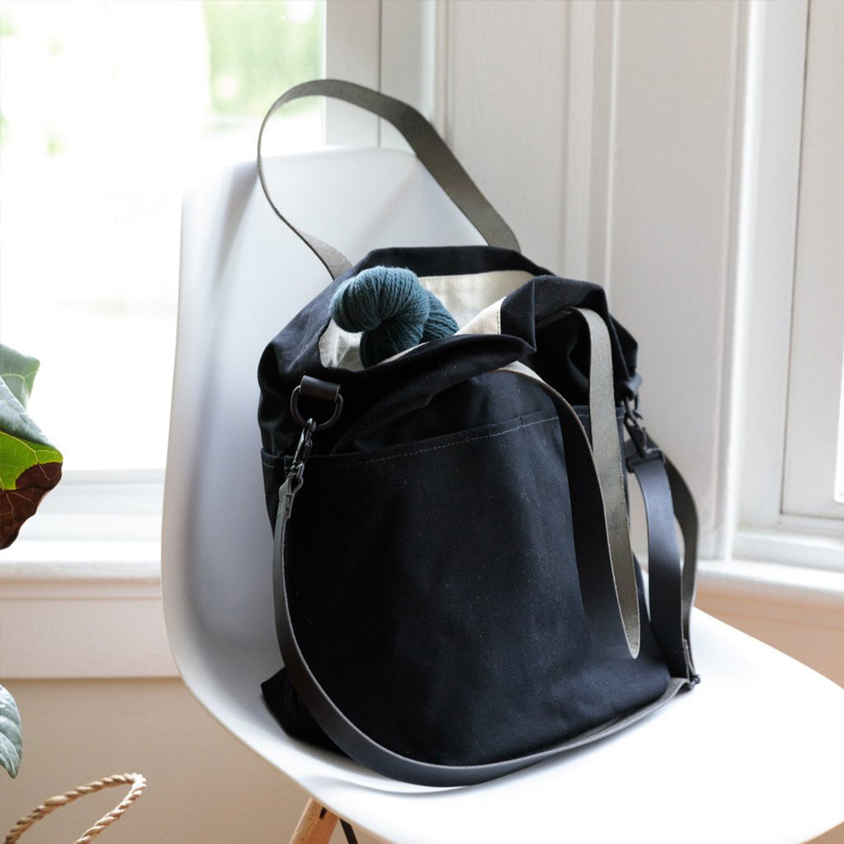 Présentation du sac en toile avec anses en cuir Crossbody de Twig&Horn en coloris noir