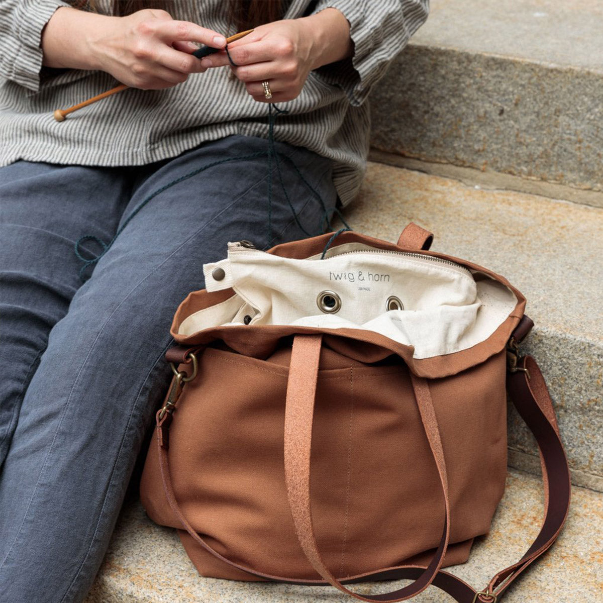 Présentation du sac en toile avec anses en cuir Crossbody de Twig&Horn en coloris camel