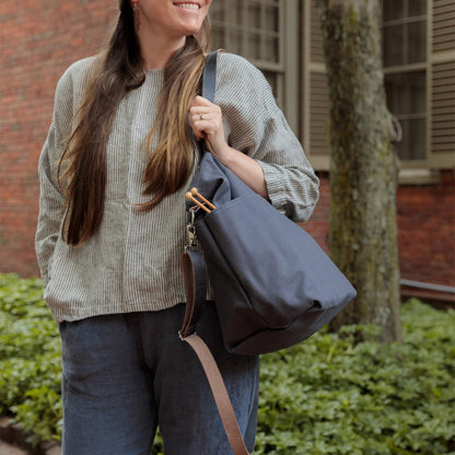 Présentation du sac en toile avec anses en cuir Crossbody de Twig&Horn en coloris "charcoal" (gris foncé)