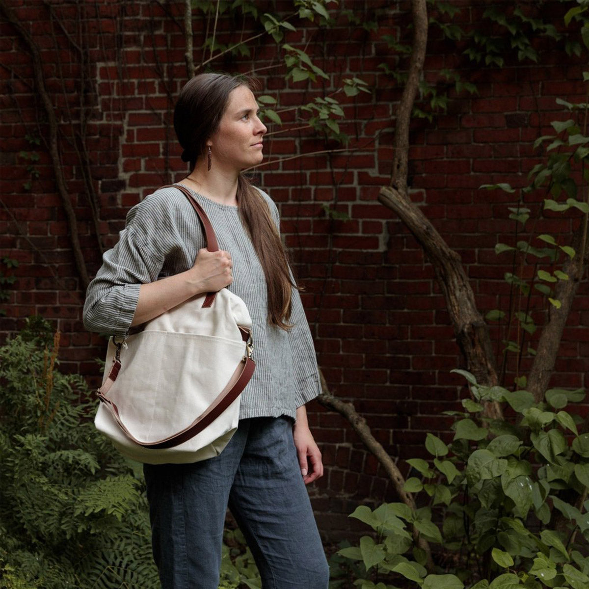 Présentation du sac en toile avec anses en cuir Crossbody de Twig&Horn en coloris Natural (crème)