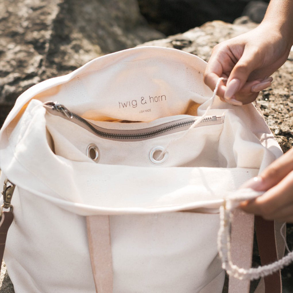 Présentation de l'intérieur du sac Cross Body de Twig&Horn en coloris Natural (crème), avec anneaux pour passer la laine