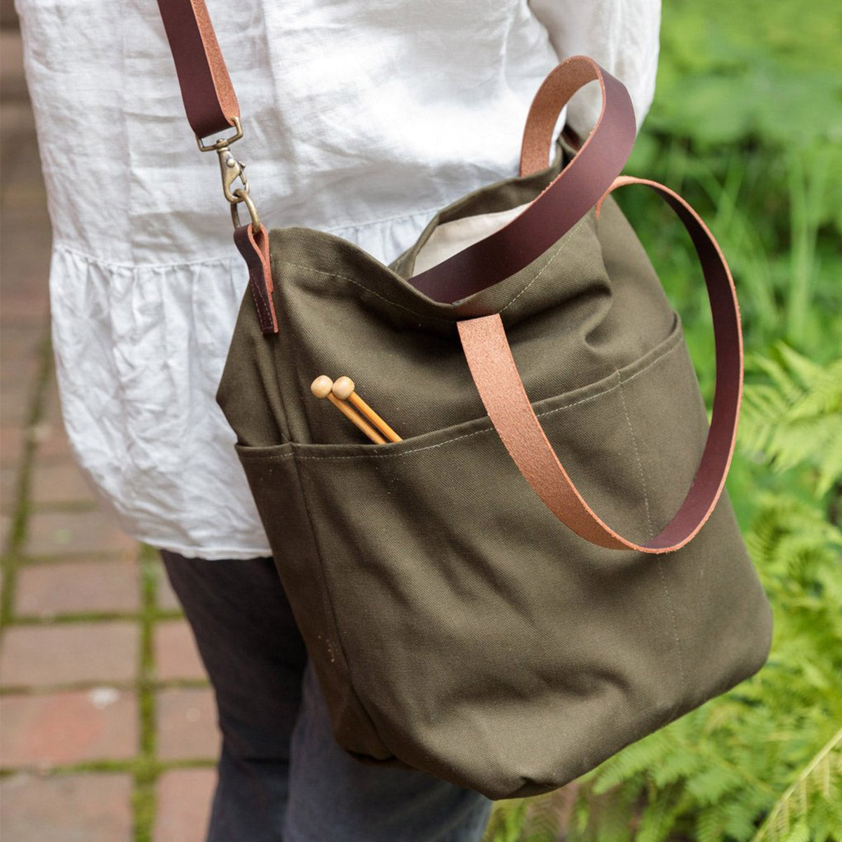 Présentation du sac en toile avec anses en cuir Crossbody de Twig&Horn en coloris Olive