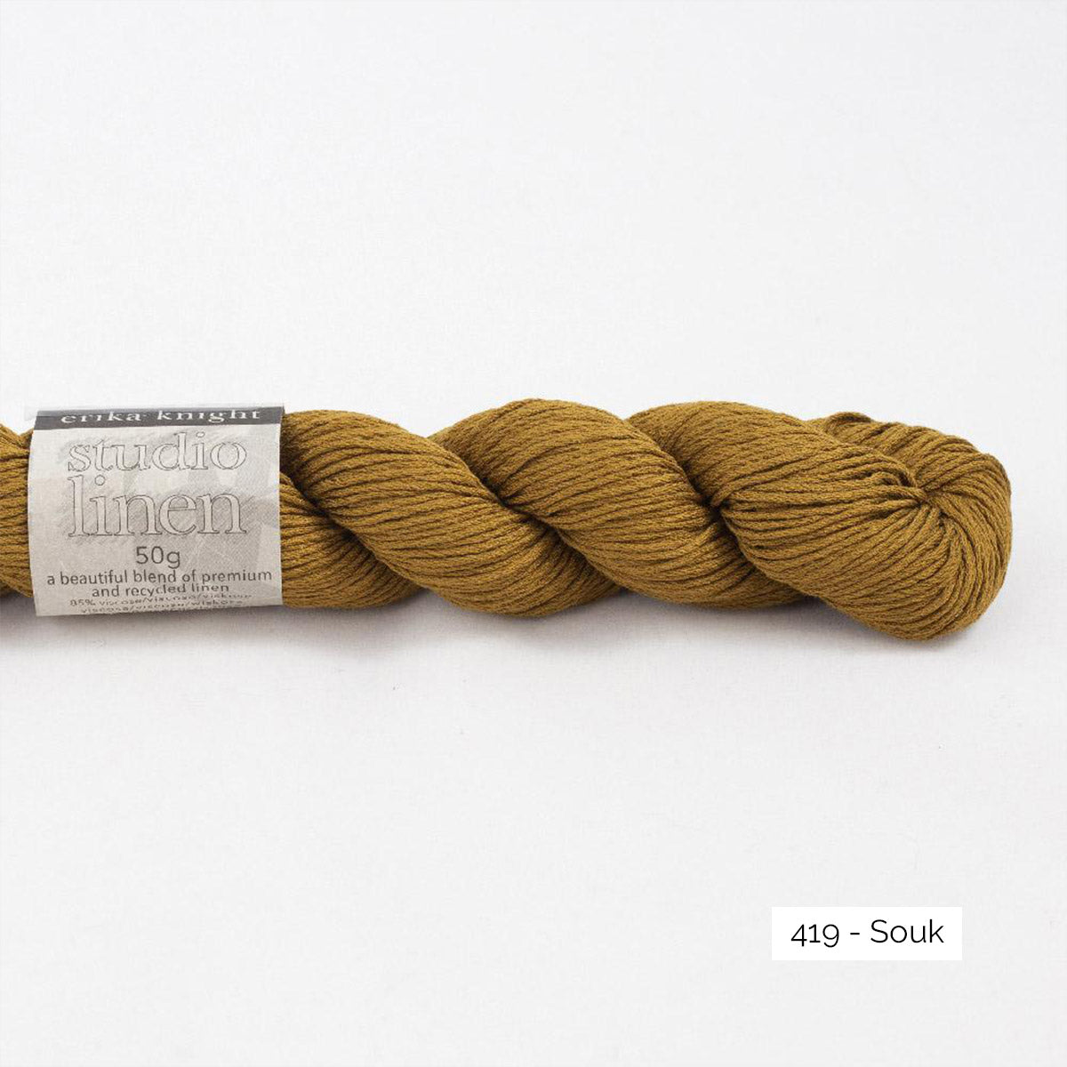 Un écheveau de Studio Linen d'Erika Knight coloris Souk (caramel doré)