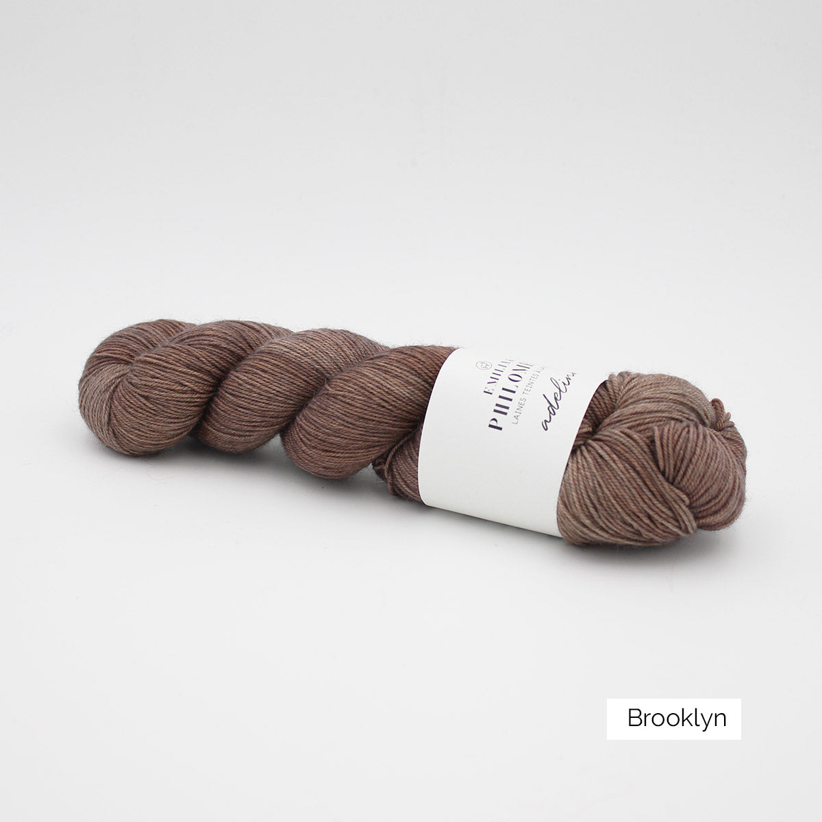 Un écheveau d'Adelina d'Emilia & Philomène coloris Brooklyn (brun roux clair nuancé)