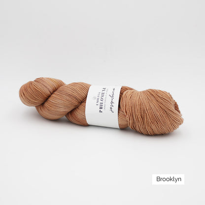 Un écheveau de Joséphine d'Emilia & Philomène coloris Brooklyn (brun roux clair nuancé)