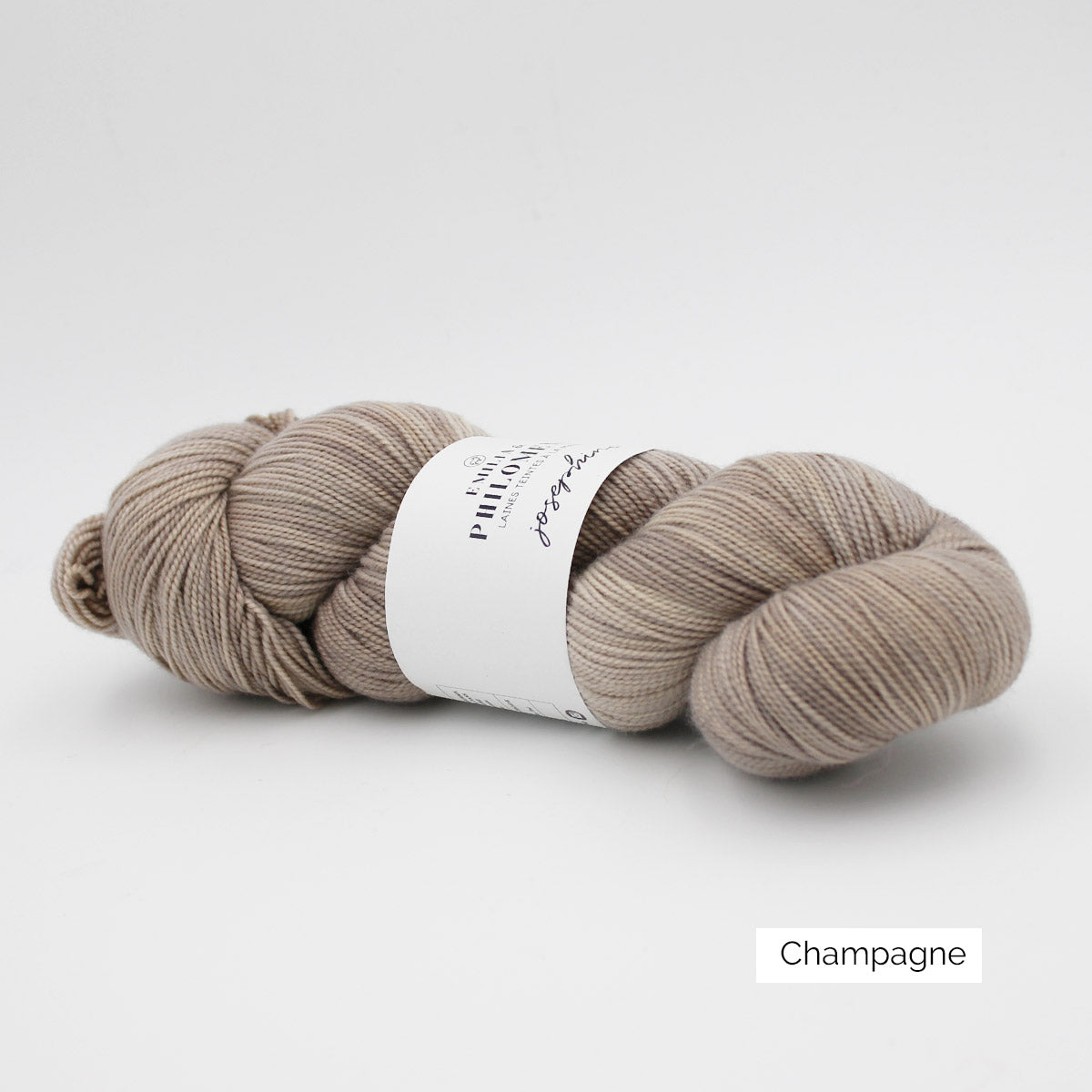 Un écheveau de Joséphine d'Emilia & Philomène coloris Champagne (greige nuancé)