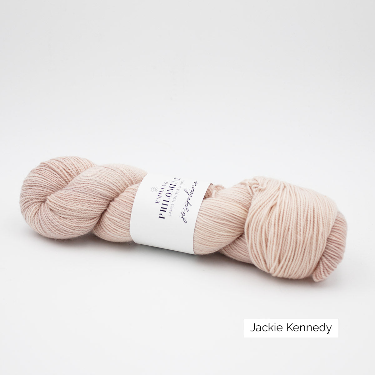 Un écheveau de Joséphine d'Emilia & Philomène coloris Jackie Kennedy (rose pâle nuancé d'orangé)