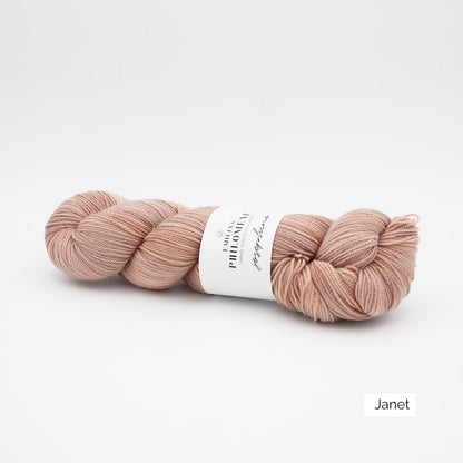 Un écheveau de Joséphine d'Emilia & Philomène coloris Janet (rose pâle nuancé d'orangé)