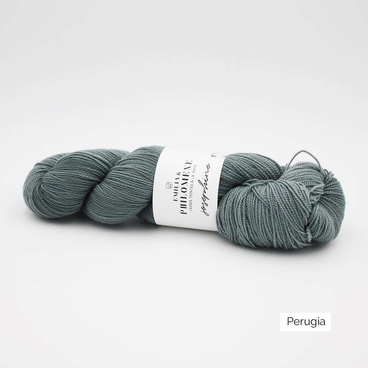 Un écheveau de Joséphine d'Emilia & Philomène coloris Perugia (gris bleu)