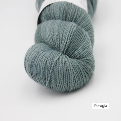 Gros plan sur un écheveau de Joséphine d'Emilia & Philomène coloris Perugia (gris bleu)