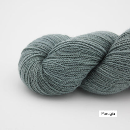 Gros plan sur un écheveau de Joséphine d'Emilia & Philomène coloris Perugia (gris bleu)