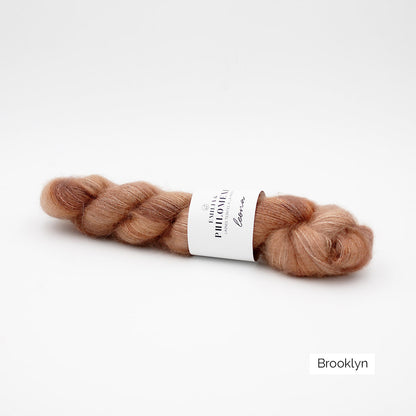 Un écheveau de Leona d'Emilia & Philomène coloris Brooklyn (nuancé de brun sur base brun orangé clair)