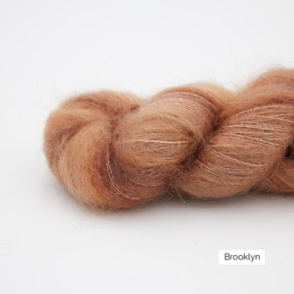 Gros plan sur un écheveau de Leona d'Emilia & Philomène coloris Brooklyn (nuancé de brun sur base brun orangé clair)