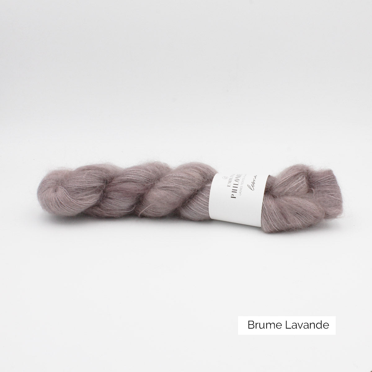 Un écheveau de Léona d'Emilia & Philomène coloris Brume Lavande