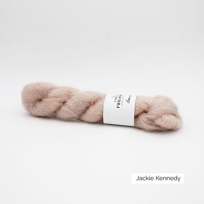 Un écheveau de Leona d'Emilia & Philomène coloris Jackie Kennedy (rose pâle nuancé)