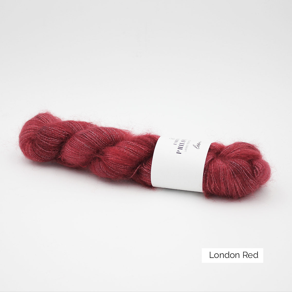 Un écheveau de Leona d'Emilia & Philomène coloris London Red (nuances de rouge)