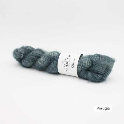 Un écheveau de Leona d'Emilia & Philomène coloris Perugia (bleu pétrole nuancé de brun)