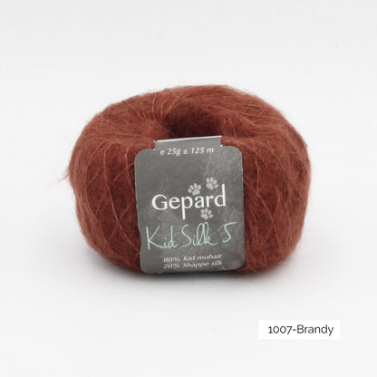 Une pelote de Kid Silk 5 de Gepard Garn dans le coloris Brandy