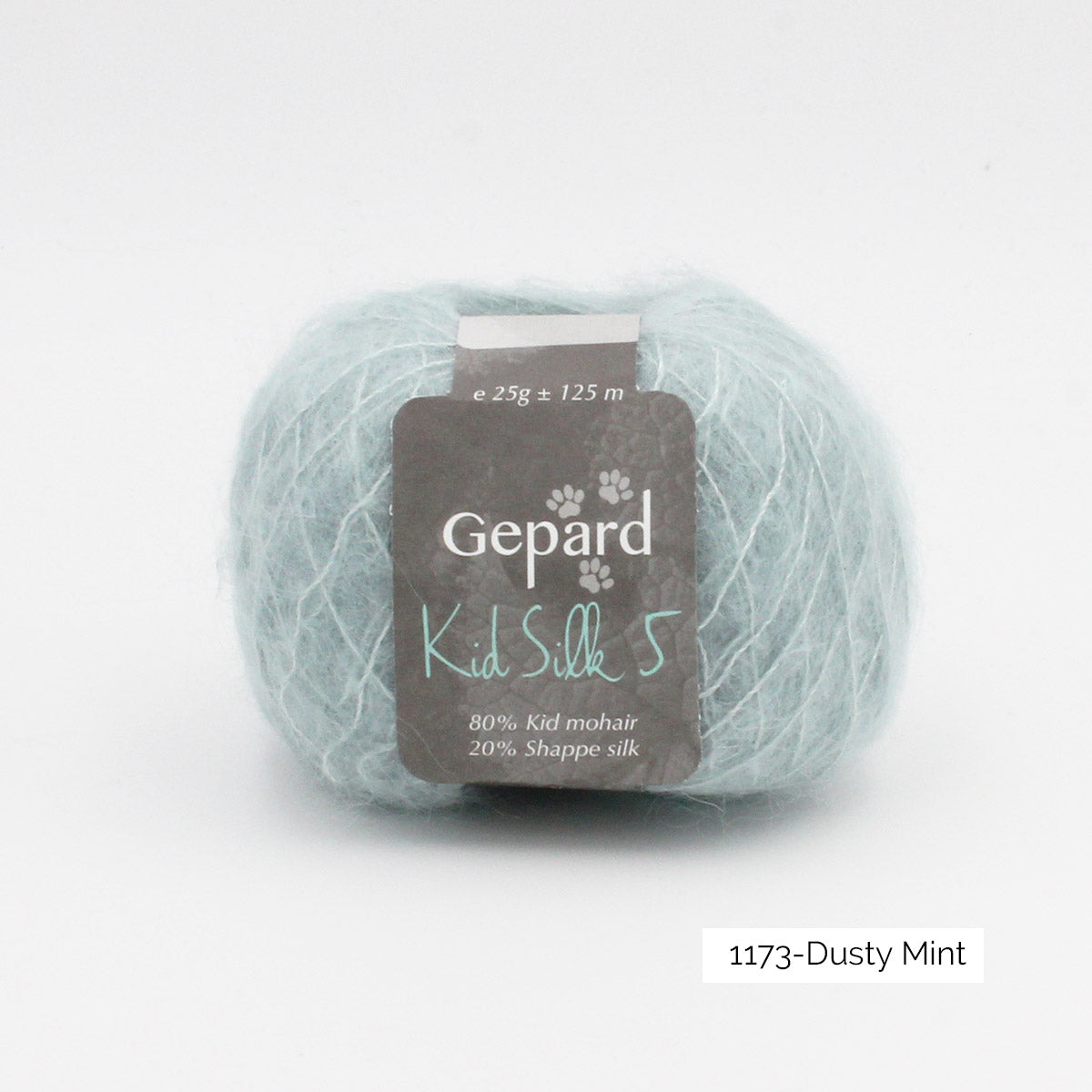 Une pelote de Kid Silk 5 de Gepard Garn dans le coloris Dusty Mint (menthe grisé)