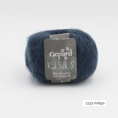 Une pelote de Kid Silk 5 de Gepard Garn dans le coloris Indigo