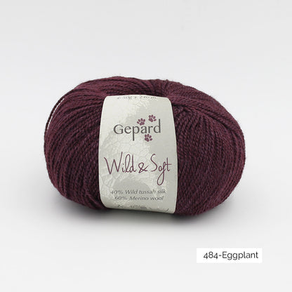 Une pelote de Wild & Soft de Gepard Garn, coloris Eggplant (aubergine)