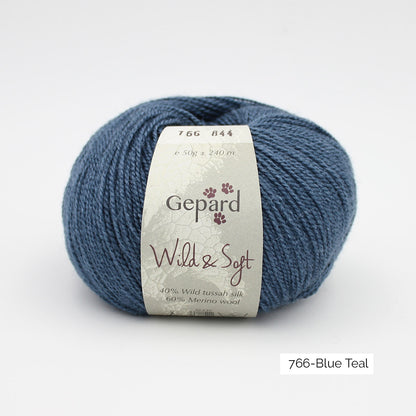 Une pelote de Wild & Soft de Gepard Garn, coloris Blue Teal (bleu canard)