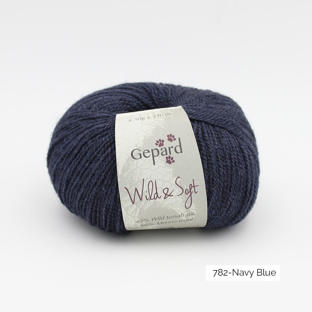 Une pelote de Wild & Soft de Gepard Garn, coloris Navy Blue (bleu marine)