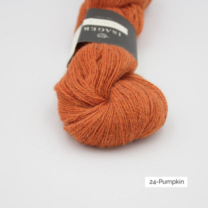 Gros plan sur un écheveau d'Alpaca2 d'Isager coloris Pumpkin (orange citrouille)