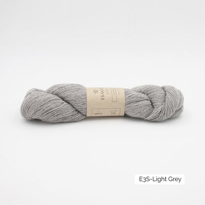 Un écheveau d'Alpaca 2 d'Isager coloris Light Grey (gris clair)