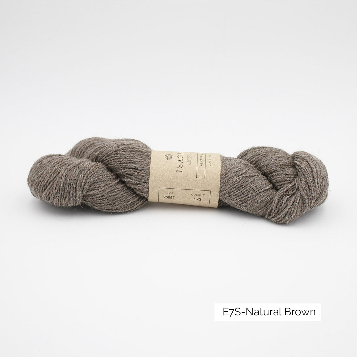 Un écheveau d'Alpaca 2 d'Isager coloris Natural Brown (brun froid moyen chiné)