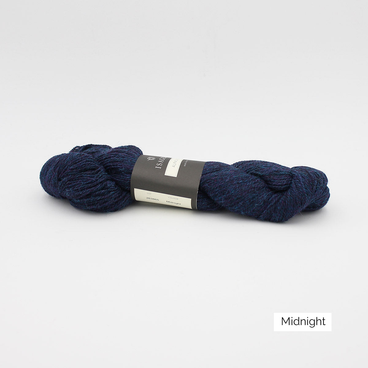 Un écheveau d'Alpaca2 d'Isager coloris Midnight (bleu nuit)