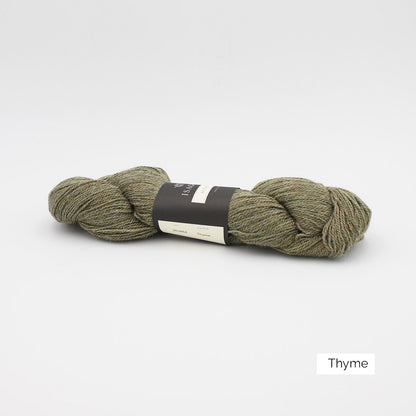 Un écheveau d'Alpaca2 d'Isager coloris Thyme (vert kaki grisé)