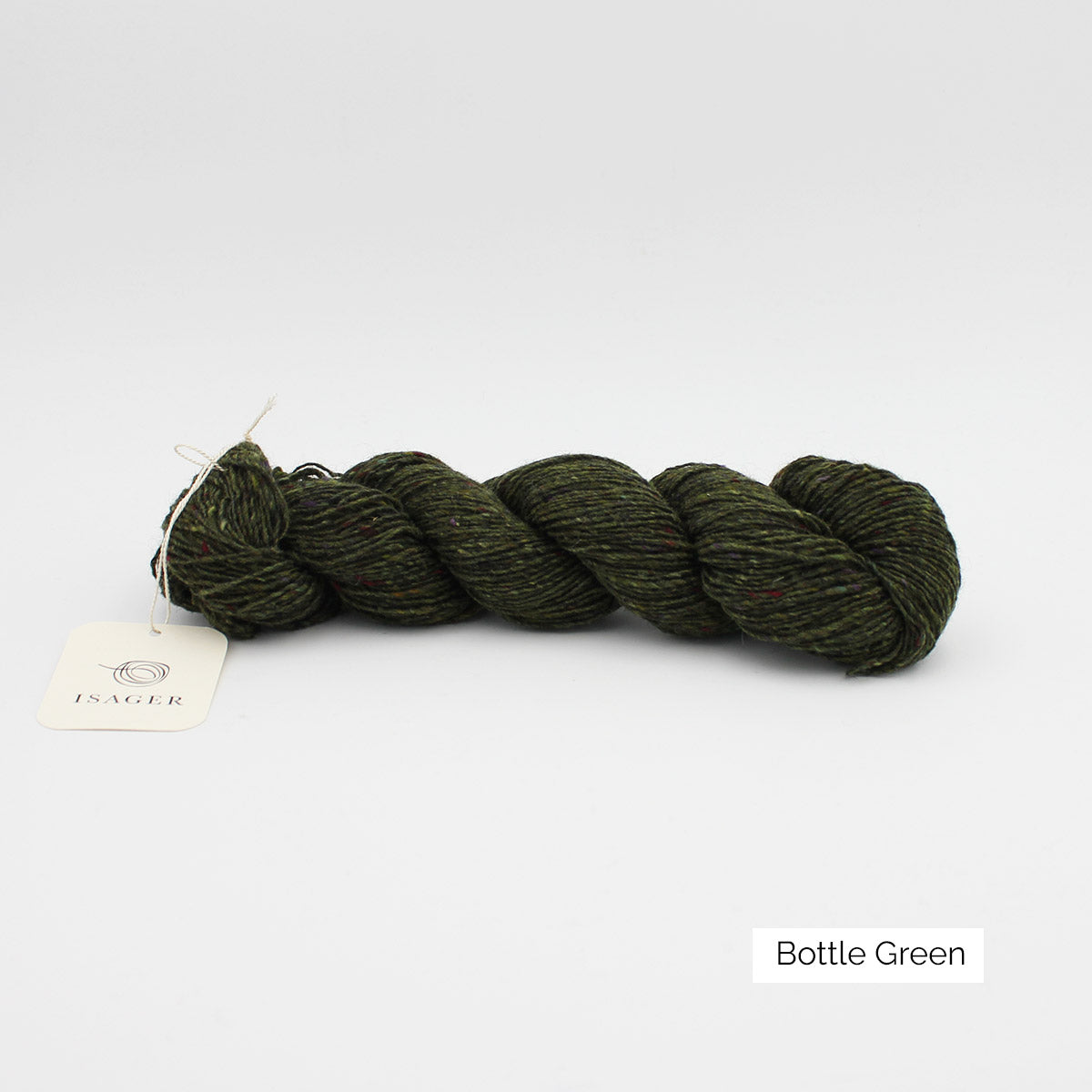 Un écheveau de Tweed d'Isager coloris Bottle Green (vert bouteille foncé)