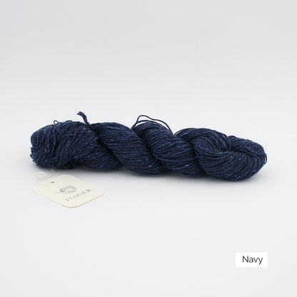 Un écheveau de Tweed d'Isager coloris Navy (bleu marine)