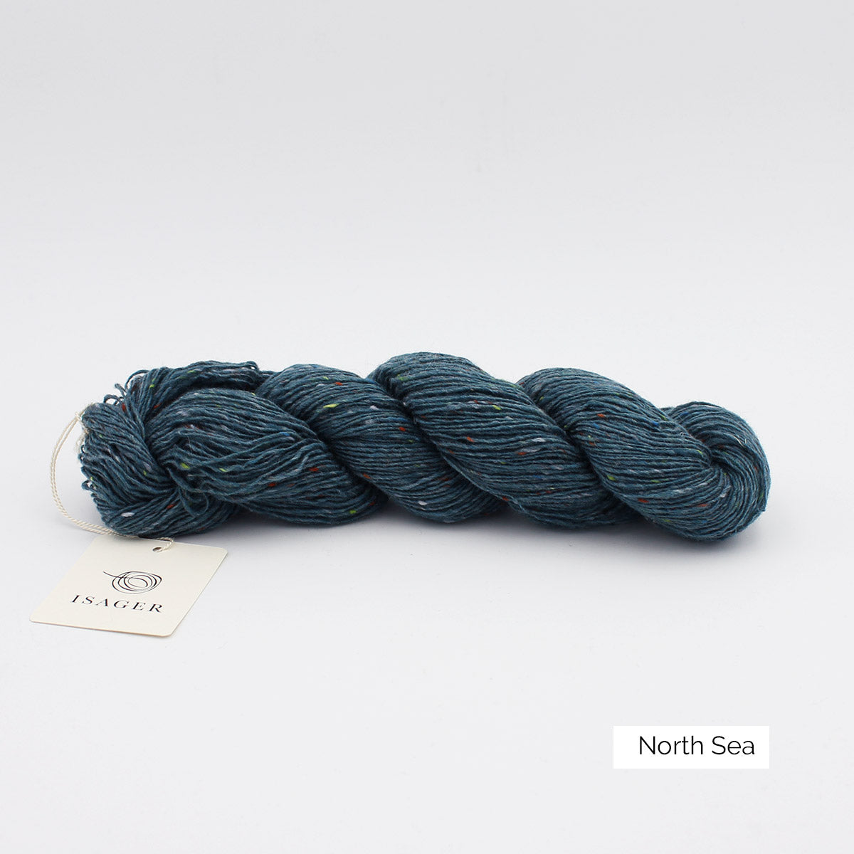 Un écheveau de Tweed d'Isager coloris North Sea (bleu vert soutenu)