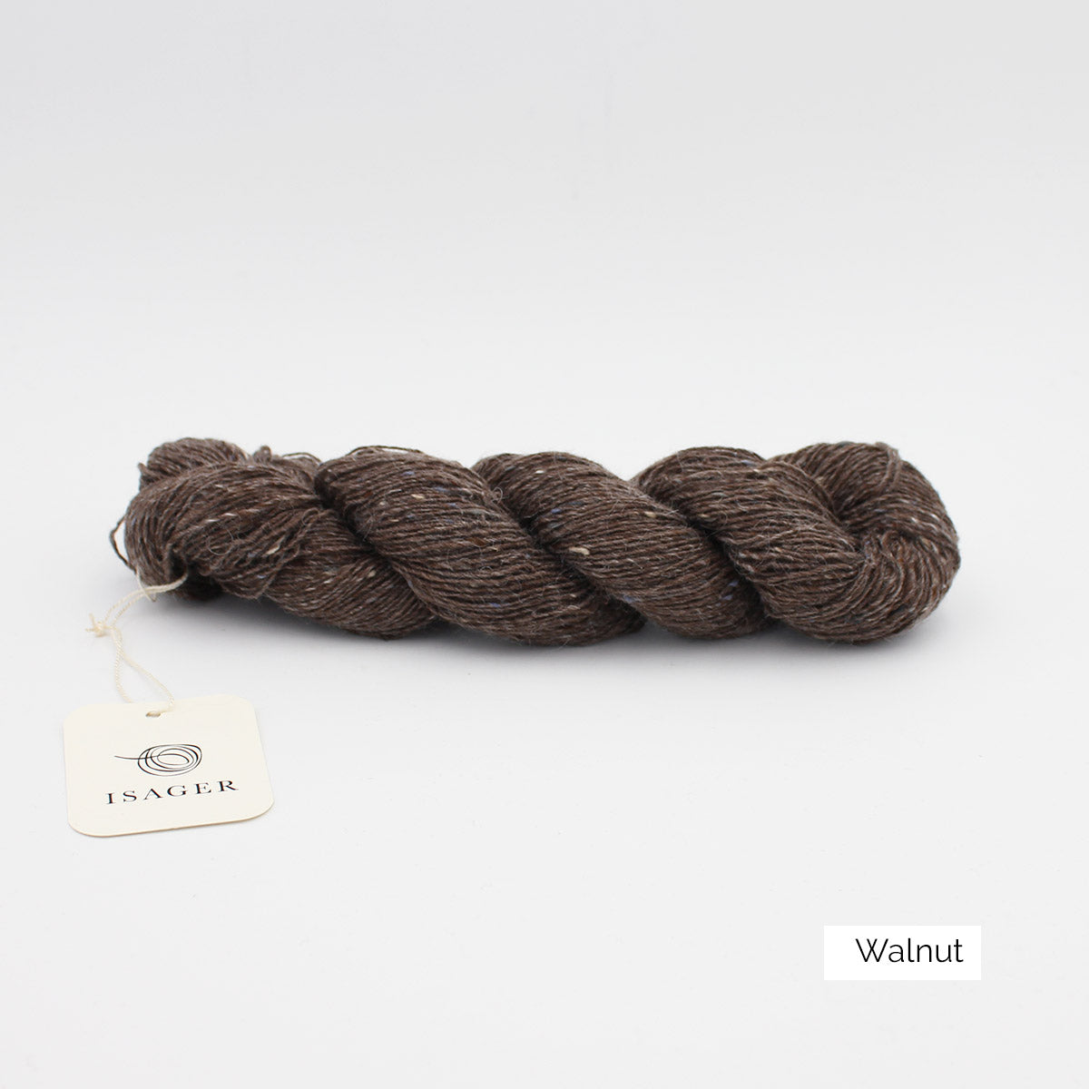 Un écheveau de Tweed d'Isager coloris Walnut (brun)