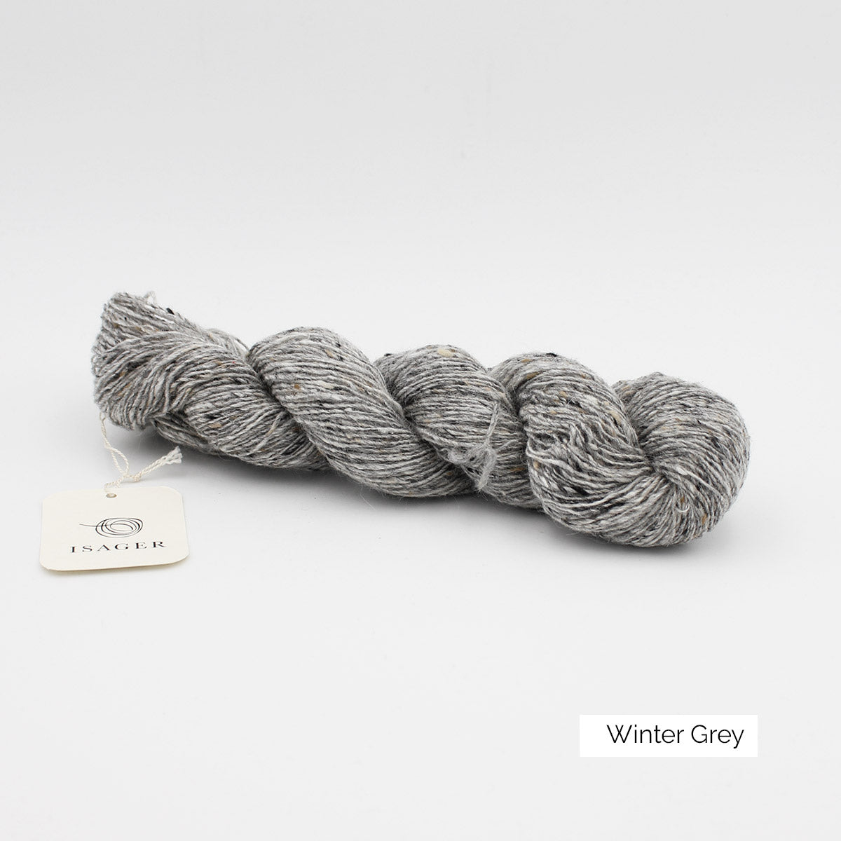 Un écheveau de Tweed d'Isager coloris Winter Grey (gris clair chiné)