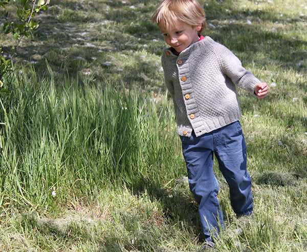 Présentation du gilet pour enfants Joseph, patron de tricot créé par Julie Partie