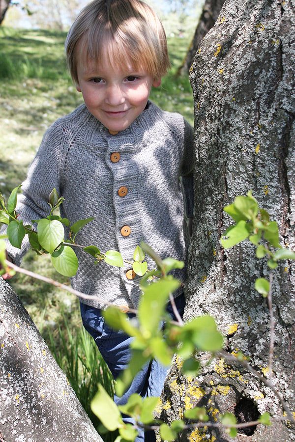 Présentation du gilet pour enfants Joseph, patron de tricot créé par Julie Partie