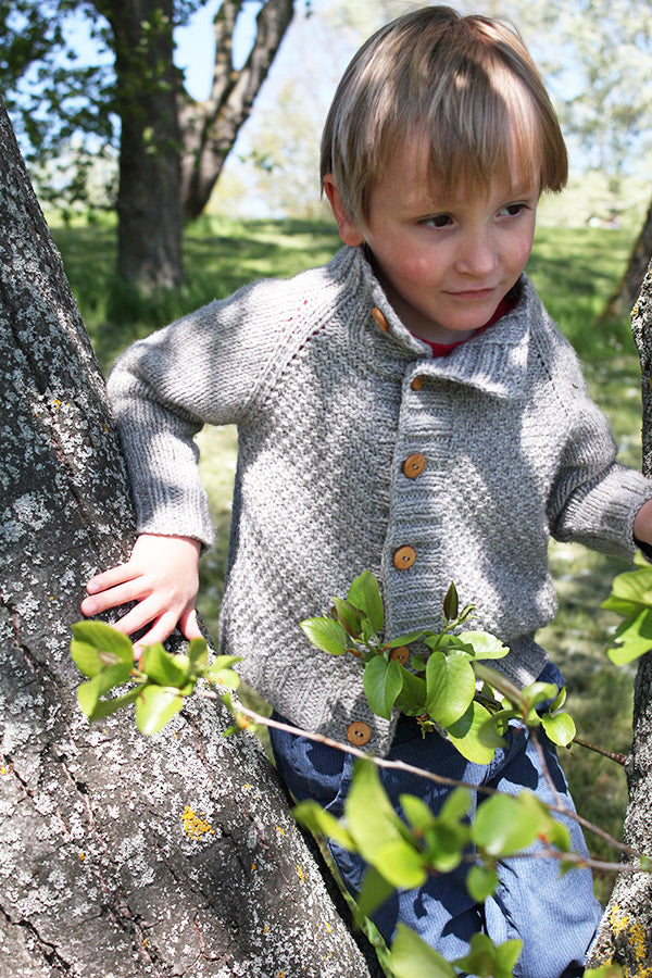 Présentation du gilet pour enfants Joseph, patron de tricot créé par Julie Partie