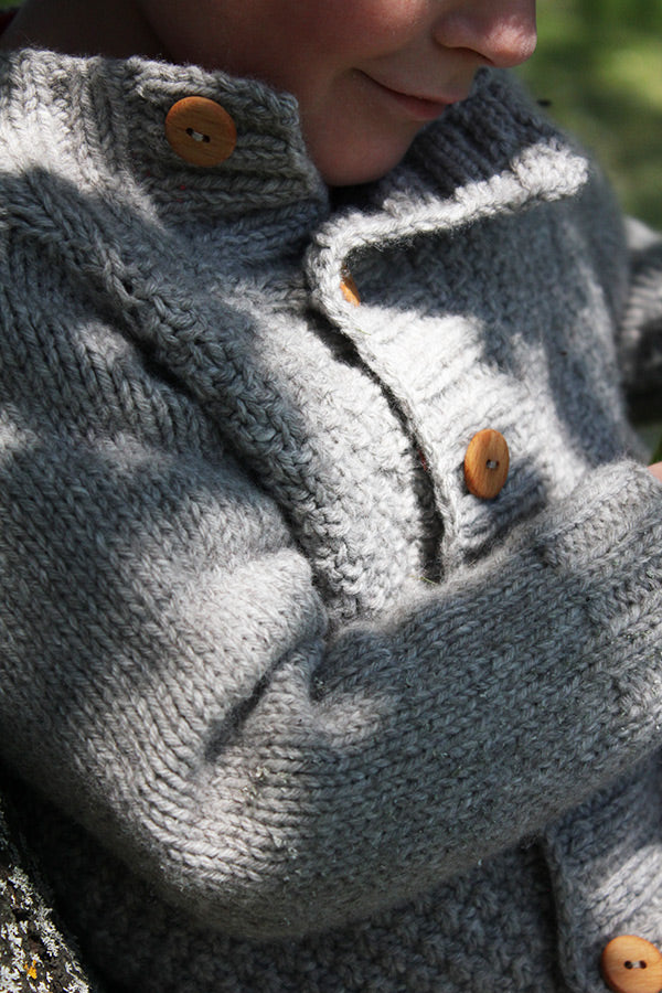 Gros plan sur la manche du gilet pour enfants Joseph, patron de tricot créé par Julie Partie