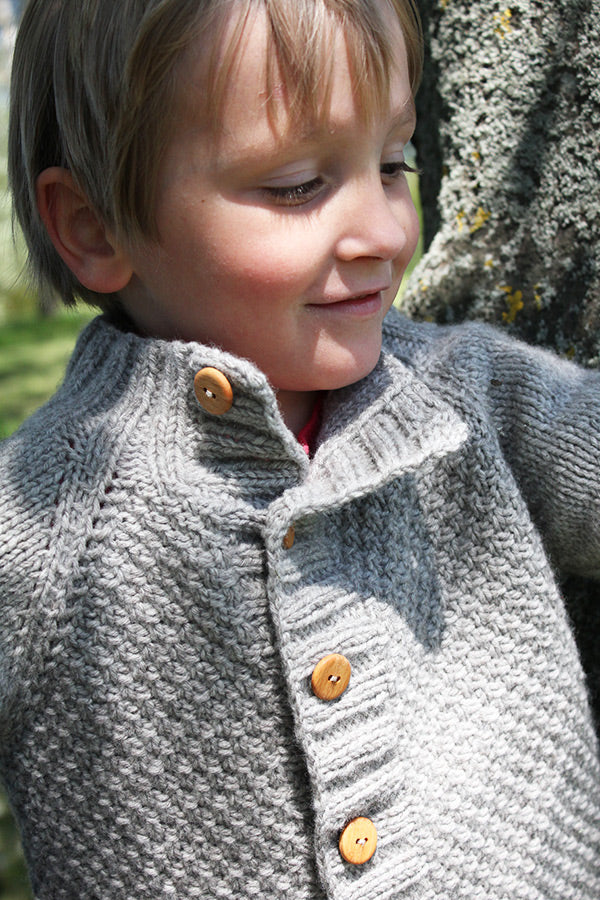 Présentation du gilet pour enfants Joseph, patron de tricot créé par Julie Partie