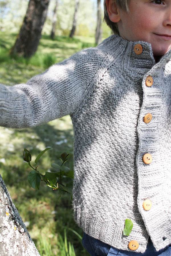 Présentation du gilet pour enfants Joseph, patron de tricot créé par Julie Partie