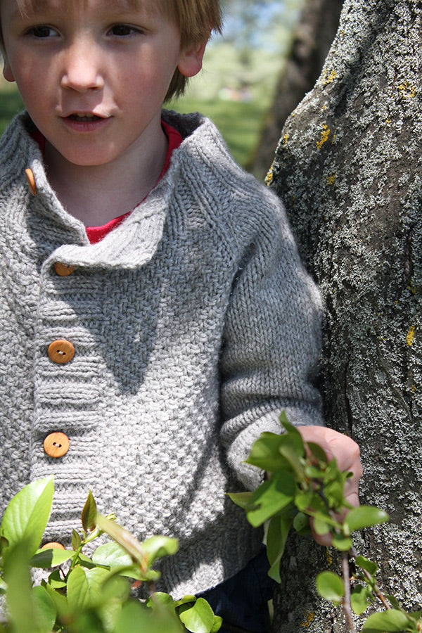 Présentation du gilet pour enfants Joseph, patron de tricot créé par Julie Partie