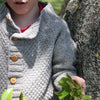 Présentation du gilet pour enfants Joseph, patron de tricot créé par Julie Partie