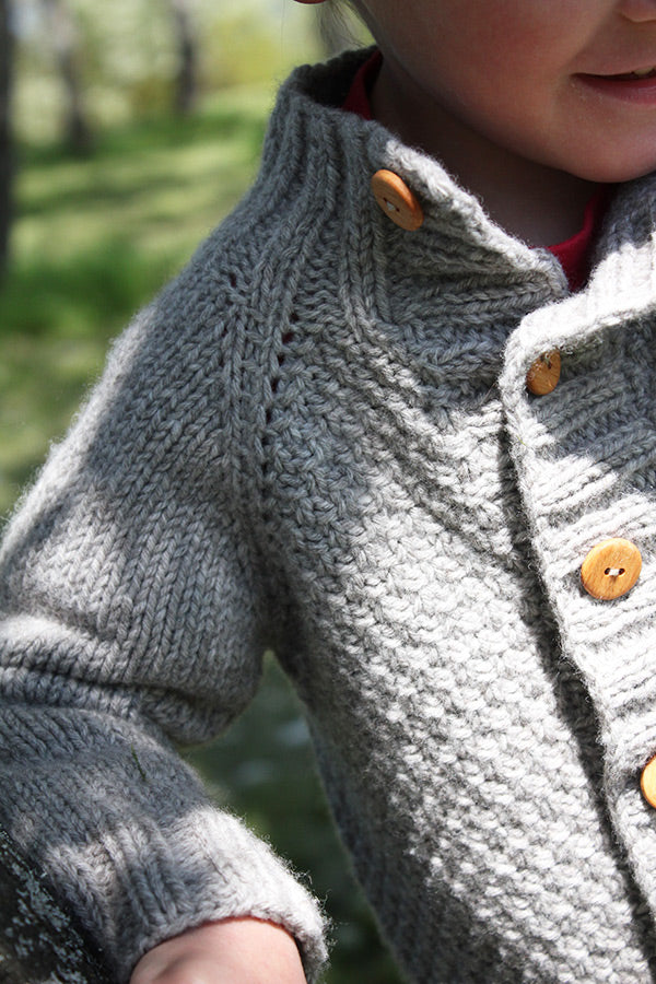 Gros plan sur la bande de boutonnage du gilet pour enfants Joseph, patron de tricot créé par Julie Partie