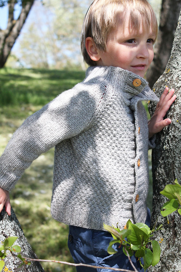 Présentation du gilet pour enfants Joseph, patron de tricot créé par Julie Partie