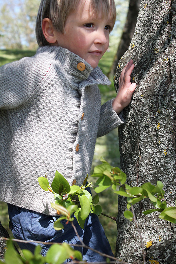 Présentation du gilet pour enfants Joseph, patron de tricot créé par Julie Partie